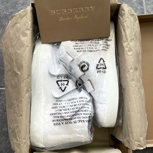 🛍NWB🛍 Burberry white sneakers